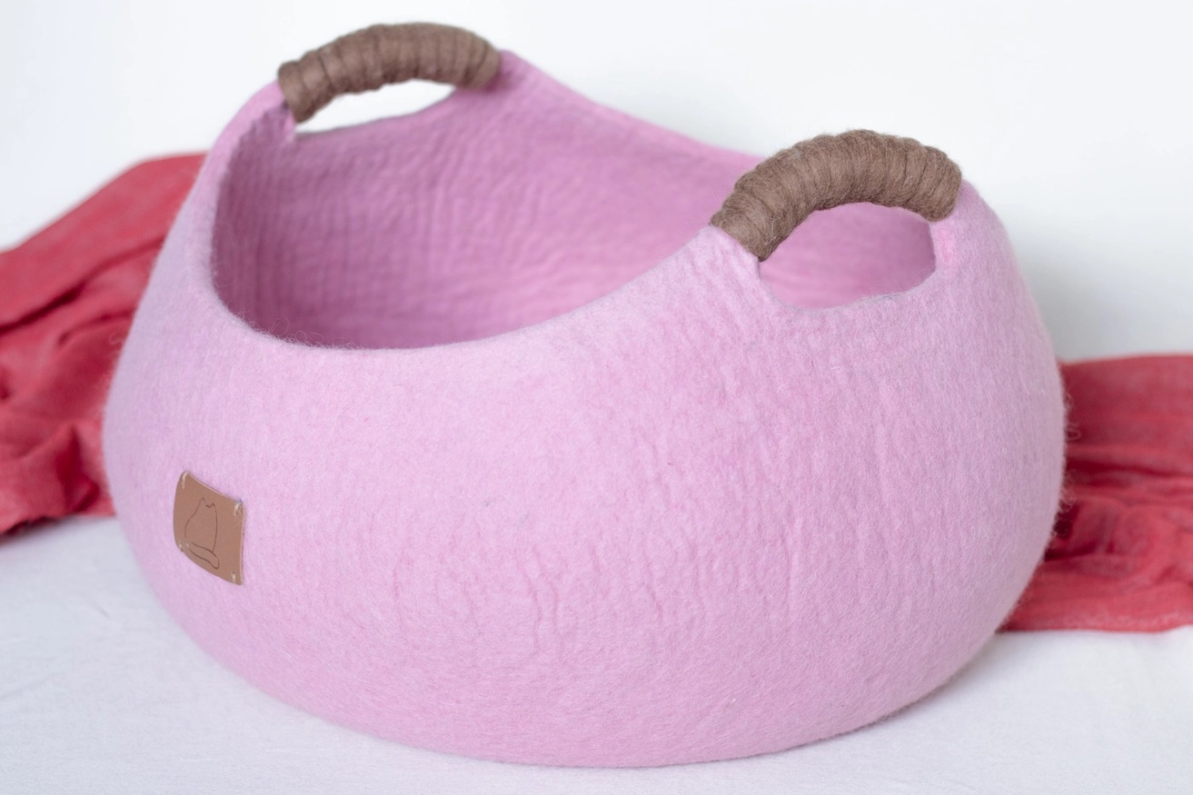 Valentine's Day Wool Cat Basket (Pink) - Image 2