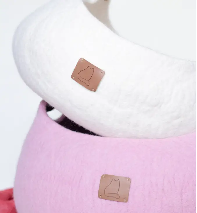 Valentine's Day Wool Cat Basket (White) - Image 2