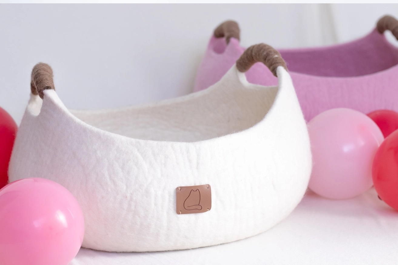 Valentine's Day Wool Cat Basket (White)