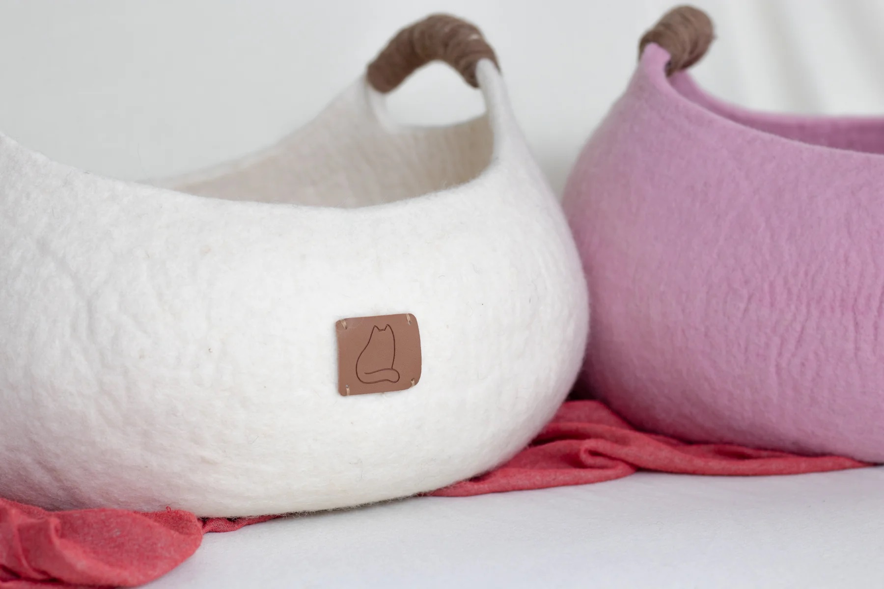 Valentine's Day Wool Cat Basket (White) - Image 3